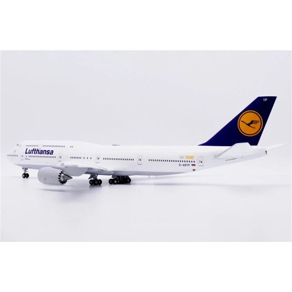 Model B747-830 Lufthansa 2010 "Nordrhein-Westfalen" 1:200