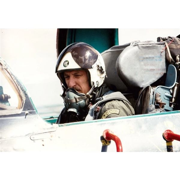 Model MiG-21MF Fishbed-J Slovak Air Force, signature 1:72